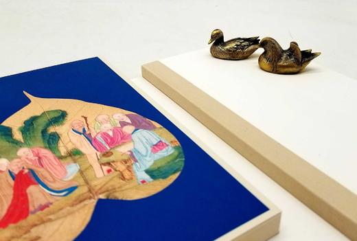 主题笔记本：《菩提叶 十八罗汉》《宿妆隐笑》，100g米色道林纸，21cm*13cm，合售40元。

装帧：锁线薄胶并用帆布包边，可大尺度近180度平摊，随心书写，随意勾画，每册内页160页，18幅图 商品图2