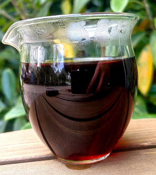 【第九届勐（国际）茶王赛金奖老熟茶】2013年头春古树原料；21年老窖池发酵；勐海茶业协会制茶委员会主任古寨春制茶顾问：桑戈主任性情给咱家老茶友分享获奖好茶；数量稀珍357g/饼 商品图8