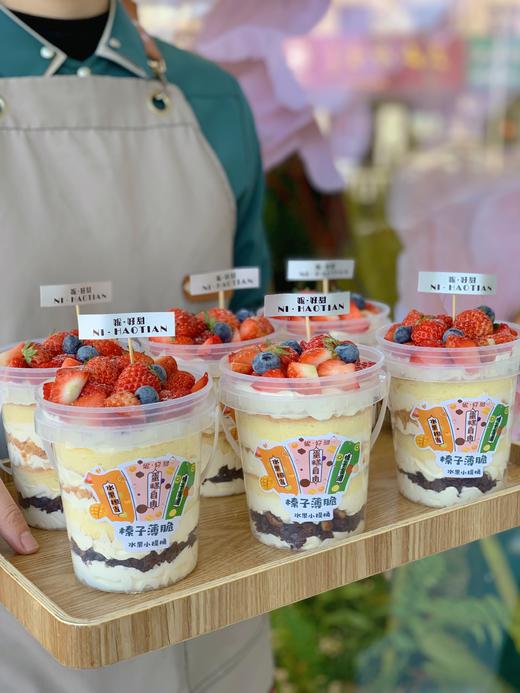 榛子薄脆水果小提桶：（内陷榛子薄脆 松软细腻蛋糕胚 安佳动物淡奶油  吃不腻的鸡肉松和新鲜水果 一桶诠释层次丰富口感饱满 大事化蛋糕小事化小提桶 hi 来一桶快乐吃吃叭）（上面装饰水果根据季节更换哟） 商品图2