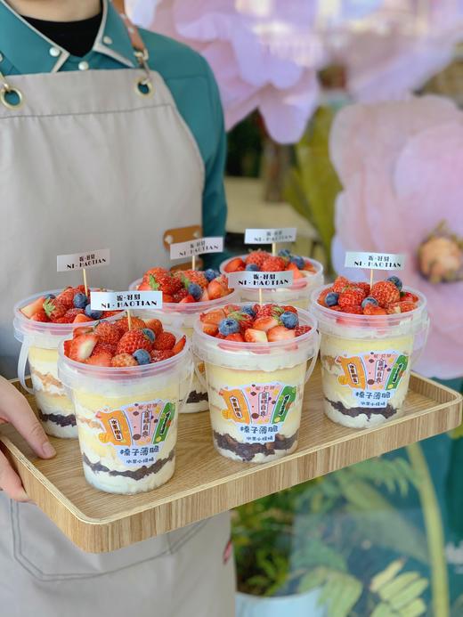 榛子薄脆水果小提桶：（内陷榛子薄脆 松软细腻蛋糕胚 安佳动物淡奶油  吃不腻的鸡肉松和新鲜水果 一桶诠释层次丰富口感饱满 大事化蛋糕小事化小提桶 hi 来一桶快乐吃吃叭）（上面装饰水果根据季节更换哟） 商品图0