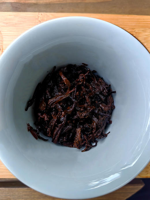 【第九届勐（国际）茶王赛金奖老熟茶】2013年头春古树原料；21年老窖池发酵；勐海茶业协会制茶委员会主任古寨春制茶顾问：桑戈主任性情给咱家老茶友分享获奖好茶；数量稀珍357g/饼 商品图10