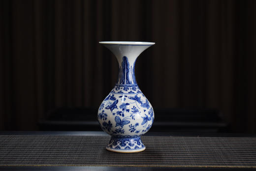 青花花蝶纹花觚 商品图0