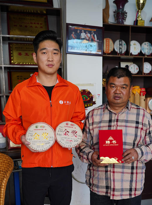 11月12日中午12点【第九届勐（国际）茶王赛金奖老生茶】2013年头春古树原料；勐海茶业协会制茶委员会主任古寨春制茶顾问：桑戈主任性情给咱家老茶友分享获奖好茶；数量稀珍；357g/饼 商品图3