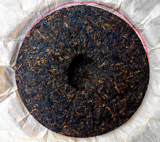 【第九届勐（国际）茶王赛金奖老熟茶】2013年头春古树原料；21年老窖池发酵；勐海茶业协会制茶委员会主任古寨春制茶顾问：桑戈主任性情给咱家老茶友分享获奖好茶；数量稀珍357g/饼 商品图5