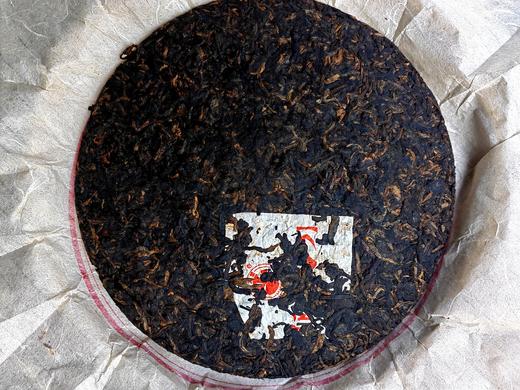 【第九届勐（国际）茶王赛金奖老熟茶】2013年头春古树原料；21年老窖池发酵；勐海茶业协会制茶委员会主任古寨春制茶顾问：桑戈主任性情给咱家老茶友分享获奖好茶；数量稀珍357g/饼 商品图4