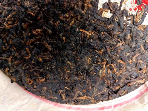 【第九届勐（国际）茶王赛金奖老熟茶】2013年头春古树原料；21年老窖池发酵；勐海茶业协会制茶委员会主任古寨春制茶顾问：桑戈主任性情给咱家老茶友分享获奖好茶；数量稀珍357g/饼 商品图6