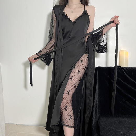 【挡不住的魅力】纯欲风长款冰丝性感睡裙 丝滑缎面 柔软亲肤 蕾丝透视带胸垫 深V开襟若隐若现 商品图0