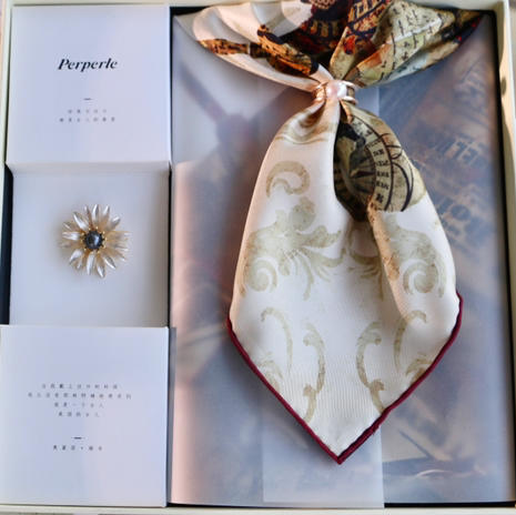 【甄珠贝·时尚高级感系列】70*70cm双面异色【马头碎片】丝巾和【雏菊】胸花和珍珠丝巾扣三件套礼盒 商品图1
