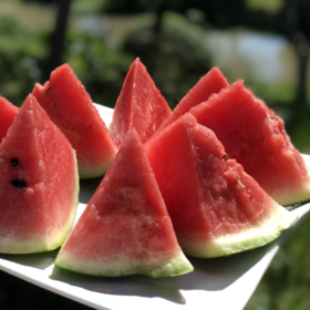 翡翠蒂升级版翡翠年华无籽西瓜，脆甜好吃，皮薄多汁，口感脆爽，甜蜜至极	个个优质精挑细选无籽大西瓜，带您体验最高端的西瓜品质。