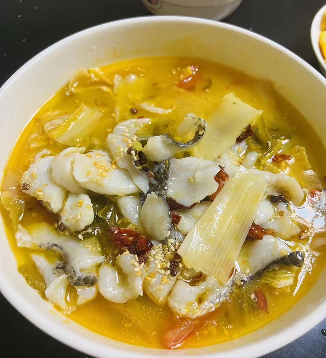 周四取货：【太二精汤老坛酸菜鱼】一盒470g，鱼肉大片，紧实细嫩  口感新鲜，酸菜也特别开胃 ！