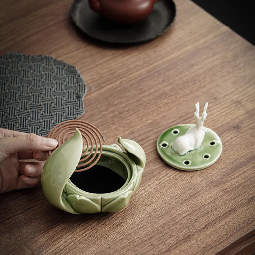 一鹿莲升 盘香炉 陶瓷香薰炉 莲花沉香 商品图2