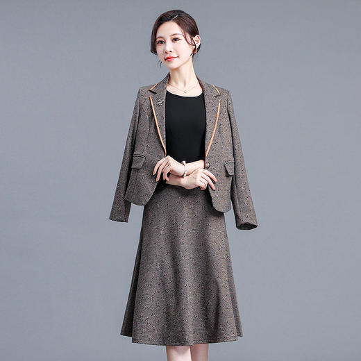 LTT-22121-Y春秋季女装西装外套+打底衫+松紧腰半身裙 商品图0