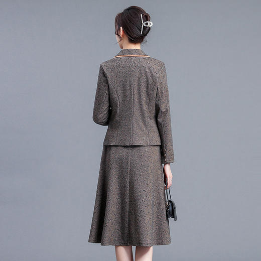 LTT-22121-Y春秋季女装西装外套+打底衫+松紧腰半身裙 商品图2