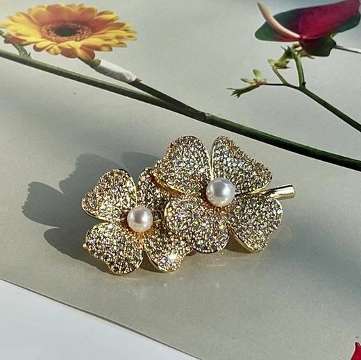 【甄珠贝·时尚高级感系列】丝巾礼盒甄选，70*70双面异色【马头碎片】丝巾四叶草胸花和施华洛水晶丝巾扣三件套 商品图3