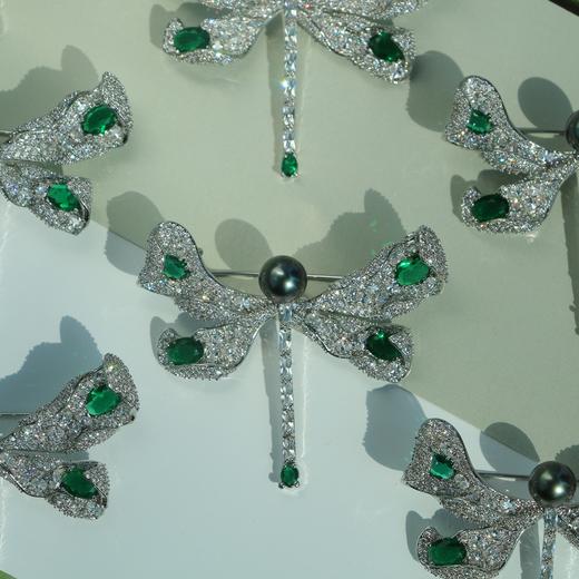 甄珠贝 蜻蜓胸针 进口大溪地黑珍珠9mm左右 超强品质 纯手工满捷克钻镶 珍珠基本无暇 强光 正圆精品珠 商品图4