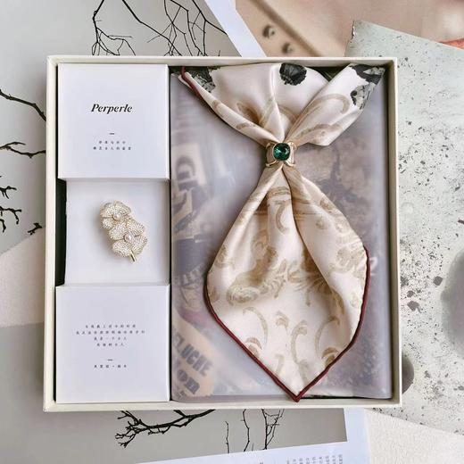 【甄珠贝·时尚高级感系列】丝巾礼盒甄选，70*70双面异色【马头碎片】丝巾四叶草胸花和施华洛水晶丝巾扣三件套 商品图0