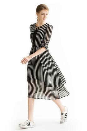 AVA 黑白竖条纹镂空连衣裙 1756