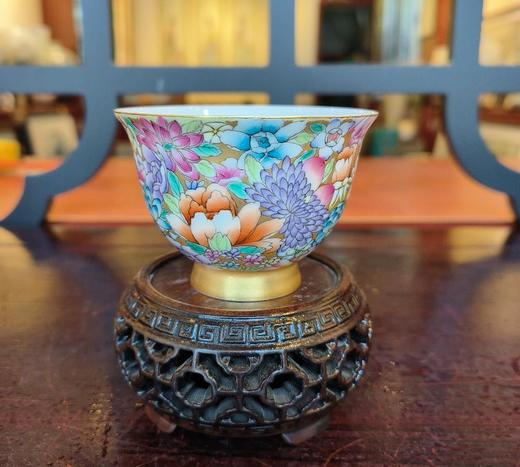 粉彩金地万花杯子 商品图0