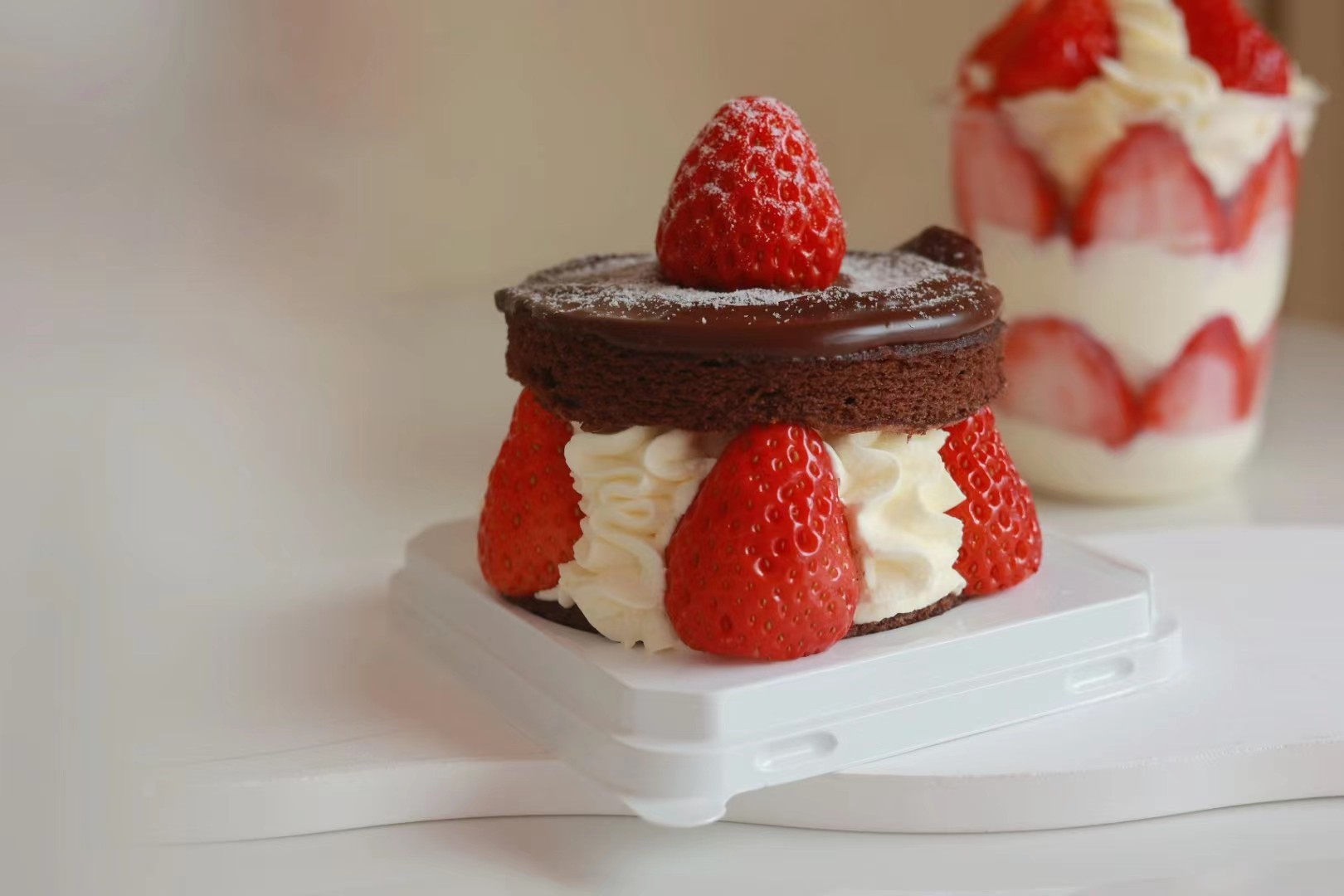 巧克力淋面草莓蛋糕