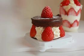 巧克力淋面草莓蛋糕