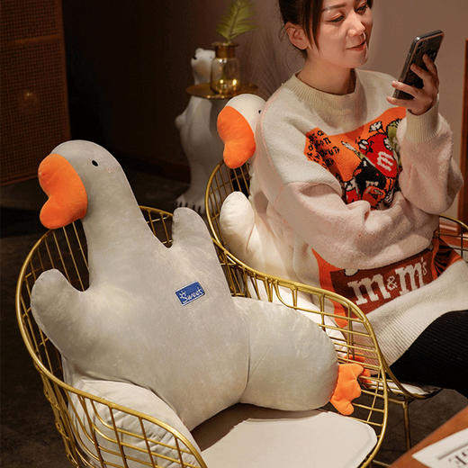 「两色可选！大鹅腰枕」可爱卡通水晶短毛绒大鹅腰枕 舒适柔软腰靠护腰办公室学生久坐靠垫居家布艺 商品图1