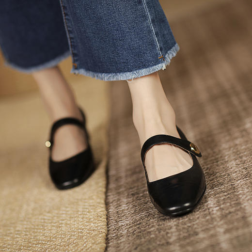 春夏新品，时尚潮流粗跟复古爆款粗跟单鞋平底一字扣浅口单鞋HYT-7197A 商品图1