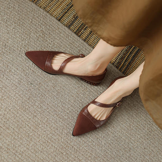 春夏新品，时尚潮流粗跟复古爆款粗跟单鞋一字扣拼色单鞋HYT-7194A 商品图2