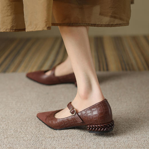 春夏新品，时尚潮流粗跟复古爆款粗跟单鞋一字扣拼色单鞋HYT-7194A 商品图1