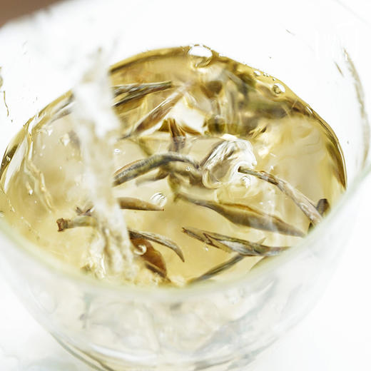 【昀茶·白茶系列】 •飞舞（福鼎白毫银针）·入口香扬·细腻鲜爽·犹如晨露般的甘纯（白玉圆满陶瓷罐装礼盒 ）（50克/罐） 商品图4