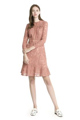 SENTUBILA尚都比拉 优雅豆沙色镂空连衣裙 1461