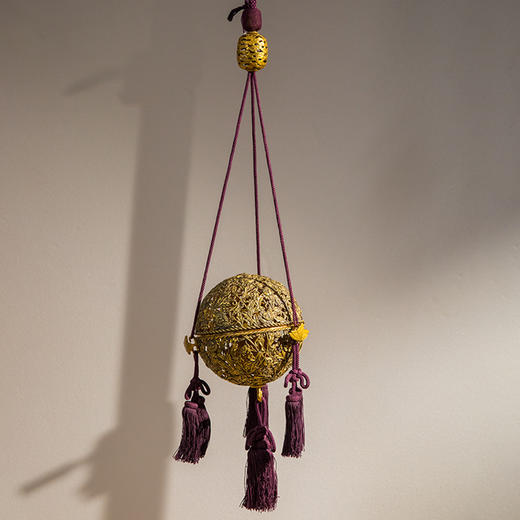 铜鎏金镂雕卷草花卉纹香薰 商品图0