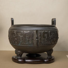 龟文堂铜饕餮纹双耳三足鼎式香炉