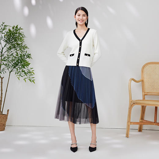 EITIE爱特爱春季新款撞色简约显瘦通勤百搭白色V领针织开衫A2301101 商品图3