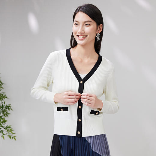 EITIE爱特爱春季新款撞色简约显瘦通勤百搭白色V领针织开衫A2301101 商品图2