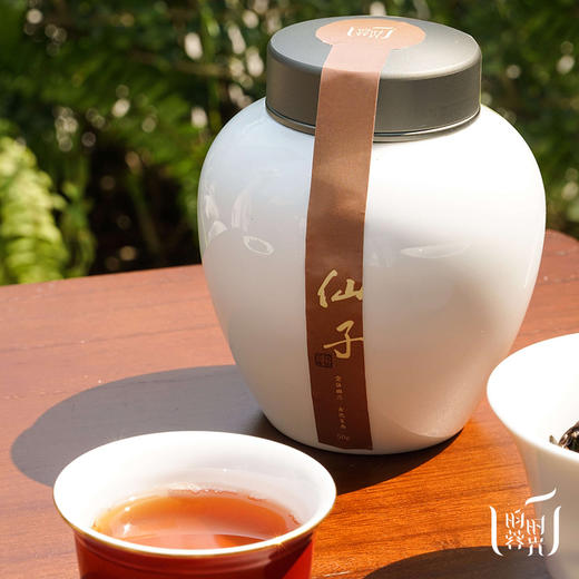 【昀茶·乌龙茶系列】  • 仙子（兰花水仙）滋味醇厚 ·绵柔而悠长的兰花香  ·深邃持久· （白玉圆满陶瓷罐装礼盒 ）（50克/罐） 商品图1