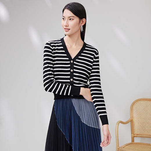 EITIE爱特爱春季新款黑白撞色条纹显瘦百搭基础简约针织开衫A2301103 商品图2