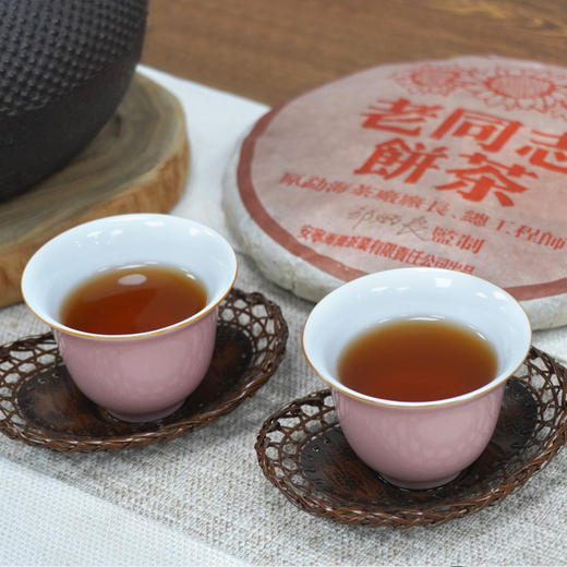 2005年老同志彩版普洱茶熟茶饼 稠糯细滑甜润 经典老同志老熟茶标杆 干仓真品茶香好品相 商品图11