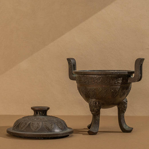龟文堂三足鼎式铜香炉 商品图4
