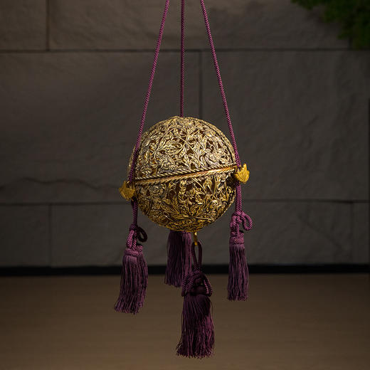 铜鎏金镂雕卷草花卉纹香薰 商品图1