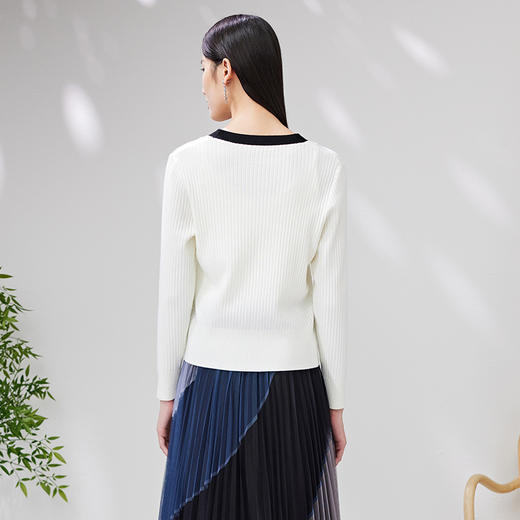 EITIE爱特爱春季新款撞色简约显瘦通勤百搭白色V领针织开衫A2301101 商品图4