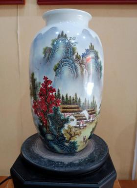 粉彩山水瓶江南秀色