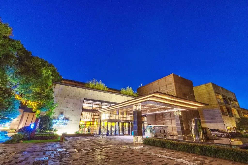 ★踏青赏花★￥999起/晚 入住【杭州千禧度假酒店】享北望阁豪华大床房+早餐，采茶体验+全景泳池，出门即九溪风景区，龙井茶园、古树丛林环绕~另有家庭房/宠物庭院房可选，有效期至2026年7月10日