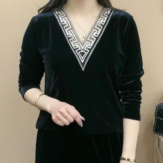 NP 时尚百搭气质丝绒休闲纯色V领小衫 商品图2