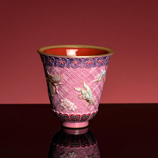 （预）【宝】粉地雕刻蝶恋花铃铛杯 商品图2
