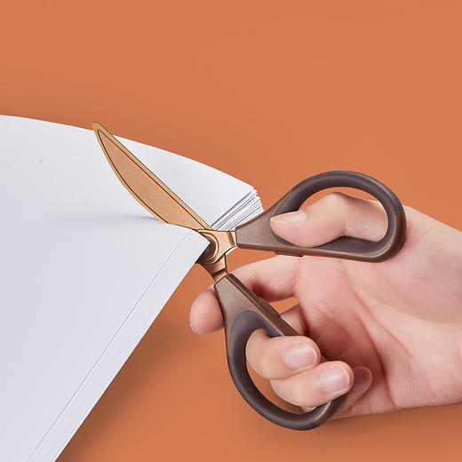 齐心 B2799 办公剪刀(弧形镀钛） 180mm 咖啡色 商品图3