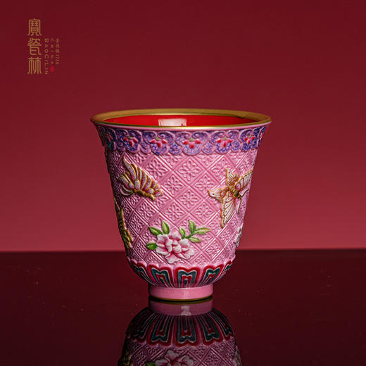 （预）【宝】粉地雕刻蝶恋花铃铛杯 商品图0