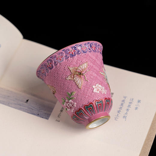 （预）【宝】粉地雕刻蝶恋花铃铛杯 商品图4