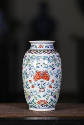 斗彩缠枝花卉冬瓜瓶