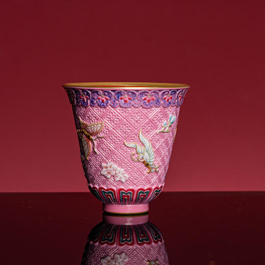 （预）【宝】粉地雕刻蝶恋花铃铛杯 商品图1