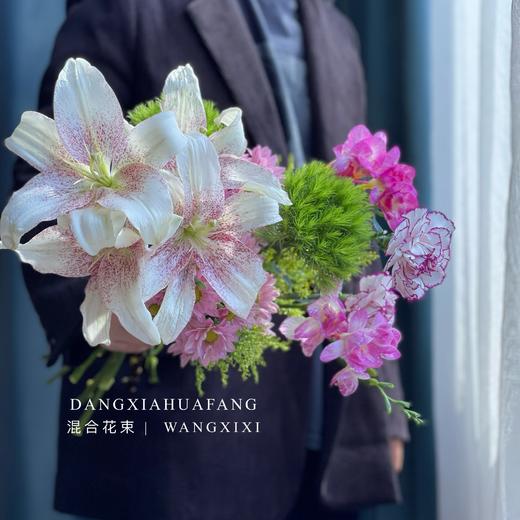 【如果爱忘了】赞美诗百合3朵 粉色小雏菊2 紫精灵单头康2 粉色香雪兰2 绿毛球1 随机送黄莺草2 （王嘻嘻设计） 商品图2